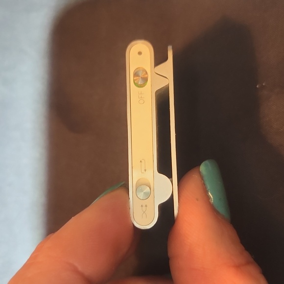 IPod shuffle 2nd generation with charging port - Picture 3 of 6